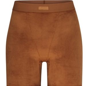 NWT SKIMS Velour Biker Short - Size S